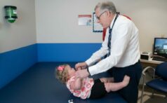St. Jude Araştırma Hastanesi'nden doktorlar, spinal musküler atrofisi olan bir hastanın, anne karnında uygulanan ilk tedaviyi aldıktan sonra nadir genetik bozukluğun hiçbir belirtisini göstermediğini açıkladı. Hastalığın en ağır türünde tedavi edilmeyenler, iki yıl yaşamadan ölebiliyor (St. Jude Research Hospital)