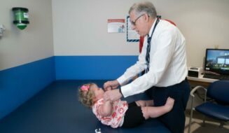 St. Jude Araştırma Hastanesi'nden doktorlar, spinal musküler atrofisi olan bir hastanın, anne karnında uygulanan ilk tedaviyi aldıktan sonra nadir genetik bozukluğun hiçbir belirtisini göstermediğini açıkladı. Hastalığın en ağır türünde tedavi edilmeyenler, iki yıl yaşamadan ölebiliyor (St. Jude Research Hospital)