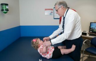 St. Jude Araştırma Hastanesi'nden doktorlar, spinal musküler atrofisi olan bir hastanın, anne karnında uygulanan ilk tedaviyi aldıktan sonra nadir genetik bozukluğun hiçbir belirtisini göstermediğini açıkladı. Hastalığın en ağır türünde tedavi edilmeyenler, iki yıl yaşamadan ölebiliyor (St. Jude Research Hospital)